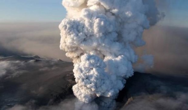 Вулкан на Камчатці вивергає золу на висоту 7 км
