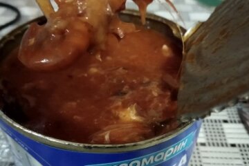 Консерви. Фото: телеграм-портал чорний список.