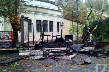 На пляжі в Одесі згорів тир (фото, відео)