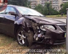 В Киеве водитель "Geely" въехал в столб, есть пострадавшие