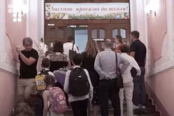 У Києві хлопчик з аутизмом перейшов до 6 класу, його обожнює вся школа - лікарі не давали шансів
