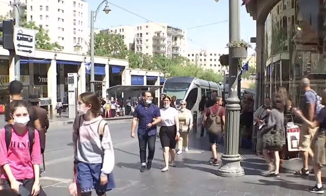 Люди на вулицях, скріншот: Youtube