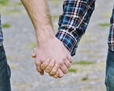 Голландські депутати прийшли на засідання, тримаючись за руки