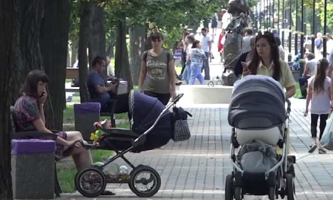 Українці з дітьми. Фото: скрін youtube