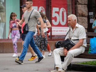 Доплата до пенсії понад 2500 грн: гроші в руках пенсіонера