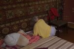 Виснажену стареньку з психічним розладом замкнули у власному будинку - спить на матраці в чоловічих трусах