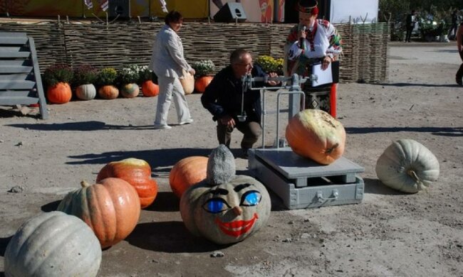 У Кіровограді нагородили переможців конкурсу велетенських гарбузів (фото)