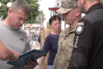 Вручение повестки. Фото: скрин youtube