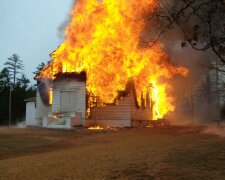 Бог не допоміг: під Дніпром спалахнула церква, люди побачили зловісний знак