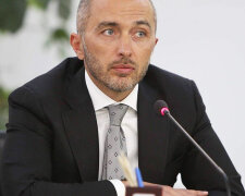 Голова НБУ Андрій Пишний оголошує рішення про підвищення облікової ставки до 15,5%