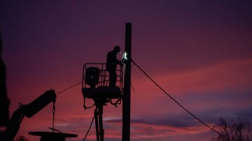 Аварійні бригади відновлюють електропостачання після обстрілів