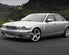Українські прикордонники знайшли вкрадений десятиліття назад Jaguar