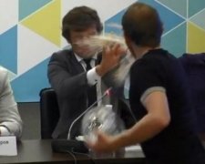 Стипендії важливіші за АТО: студенти запустили тортом в замміністра фінансів (відео)
