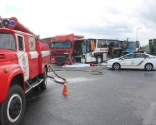 В Днепре грузовик протаранил легковушку: за жизнь маленьких пассажиров борются врачи