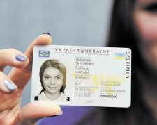 Когда украинцы распрощаются с бумажными паспортами