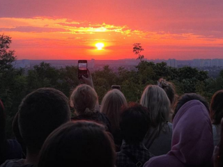 Київ, світанок, українці, телефон, фото із соцмереж