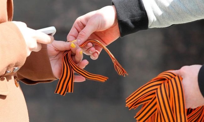 В Одессе прохожие заставили мужчину снять "колорадскую" ленточку (видео)