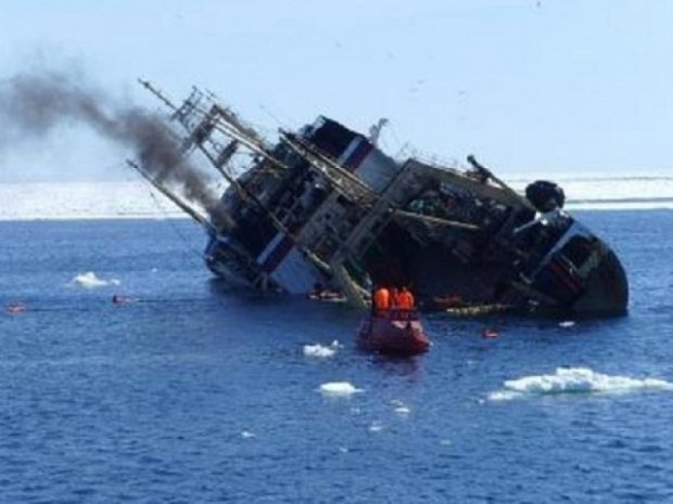 Кораблі з урятованими з траулера "Далекий Схід" потрапили в шторм