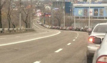 На Донбасі вишикувались жахливі черги за бензином (фото)