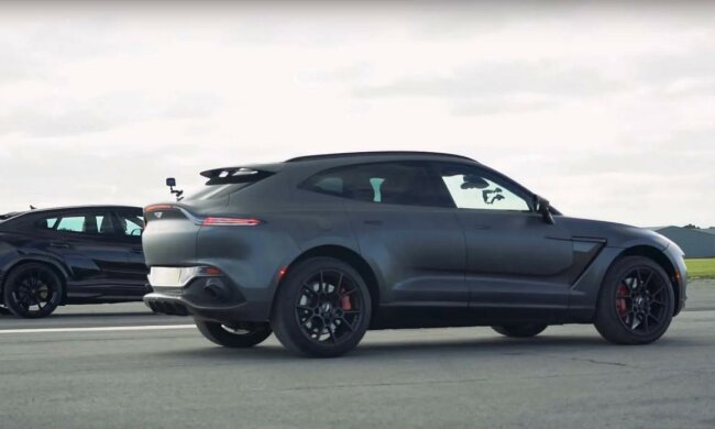 Aston Martin DBX и Lamborghini Urus, скриншот