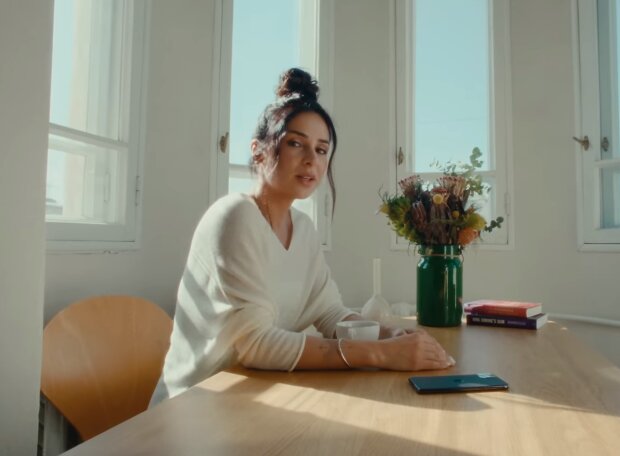 Злата Огневич, кадр из клипа на песню "Янгол"