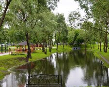 У Києві жителів Троєщини змусять грати у футбол і шахи замість пляжу