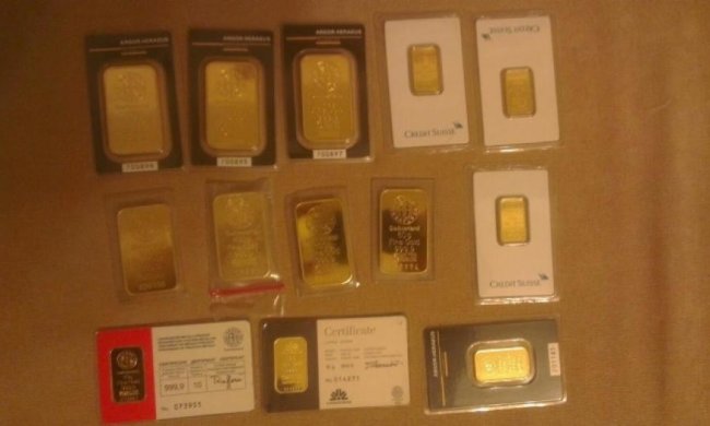  У таможенника нашли иностранную валюту и слитки золота