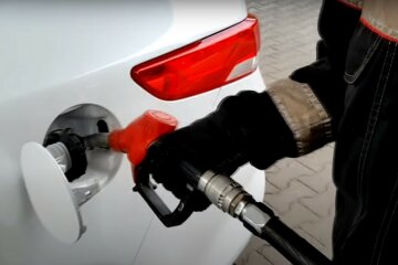 автозаправка, скриншот из видео