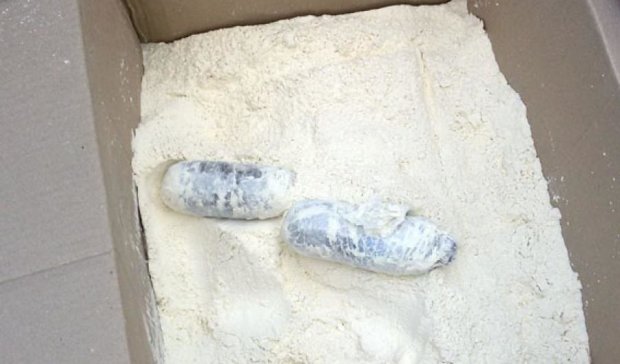 Пенсіонерці на Донбасі прислали посилку з продуктами і наркотиками (фото)