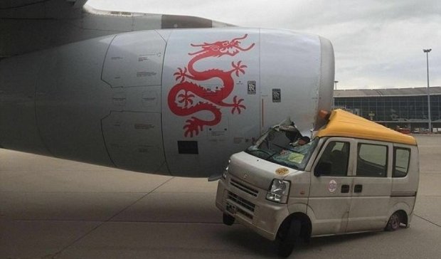 Самолет протаранил автомобиль в китайском аэропорту (видео)