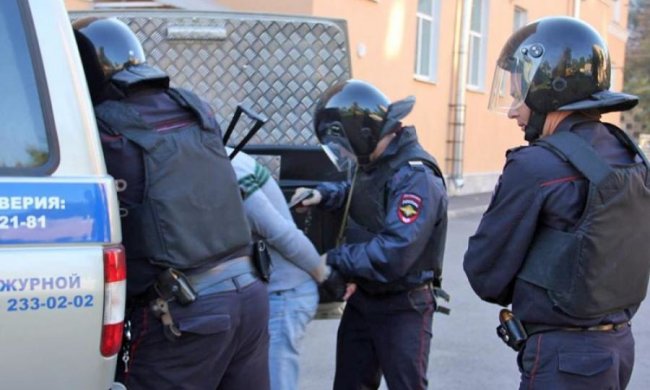 Суворі російські копи намагалися зупинити бандита... сніжками, відео
