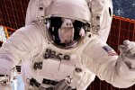 Астронавт показала, как моет голову в открытом космосе: слабонервным не смотреть