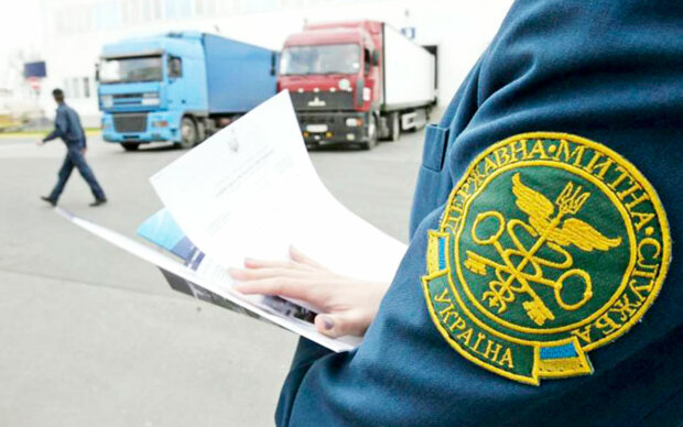 Зеленский подписал закон о "таможенном безвизе" с Евросоюзом: что это изменит для Украины