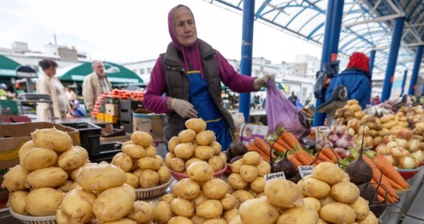 Молодой картофель на рынке