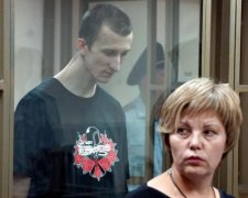 К Кольченко пустили мать и обед