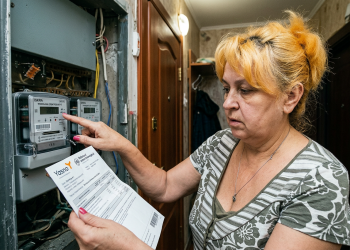 Платіжка за світло. Фото: згенероване ШІ