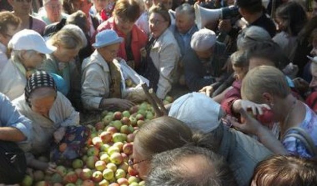 Петербуржці озвіріли в тисняві за безкоштовними яблуками (відео)