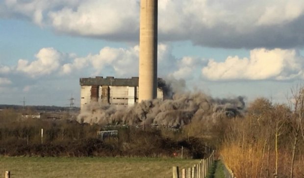 В Британії обвалилася електростанція (фото, відео)
