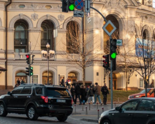 Украинцы, авто, светофор, фото из соцсетей