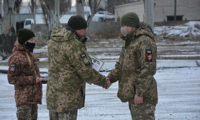 Хоробрим українським воїнам вручили відзнаки Командування ООС, фото: штаб ООС