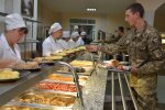 Украинские военные в столовой