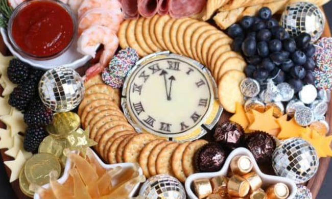 Новогодний стол, изображение из свободных источников