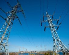 Ремонтники заменили на Херсонщине одну из поврежденных электроопор