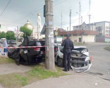 "Пробив лобове скло авто": у Києві водій протаранив стовп, фото з місця ДТП