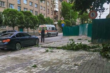 Четверо дніпрян залишилися без автівок через будівельників, замість крихіток - мокре місце