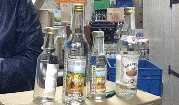 На Закарпатті вилучили понад трьох тисяч пляшок підробленої горілки (фото)