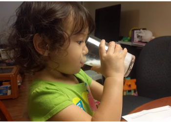 Молоко для дитини: фото скрін Ютуб