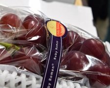 Японський супермаркет виклав за гілку винограду 11 тисяч доларів