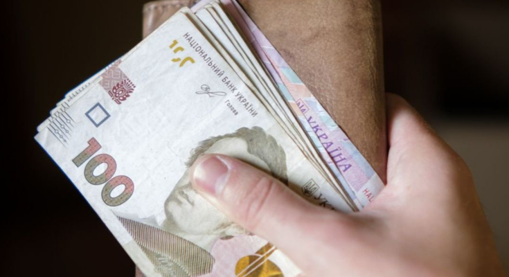 Людина з грошима в руках