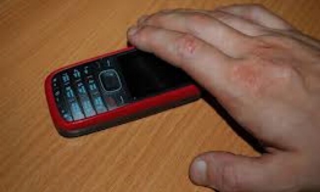 Зять вкрав телефон, щоб подарувати тещі 